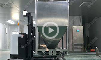 合肥正大饲料厂，宽叉腿高举升AGV搬运车解决方案，超大托盘，高举升上下货架，无缝对接立体仓库与物流门智能开合