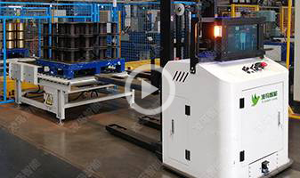 南阳胶片厂，宽叉腿AGV堆垛车自动接驳立体仓库，对接立体仓库，实现空托盘、半成品与成品的智能出入库，24H运行工作