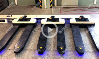 托盘搬运式AGV叉车，AGV电量不足或闲时可自动至充电待命点充电，无需人工充电或换电池