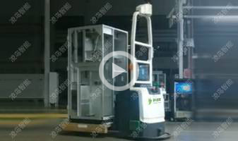 阳光电源新能源设备制造厂，采用AGV叉车固定货叉兼容多种货物解决方案，3吨托盘搬运车，货物高度2.9米，自动接收任务指令，并实时反馈状态