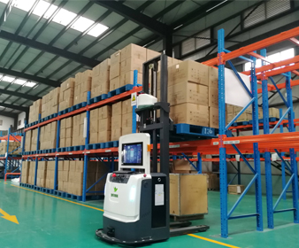 AGV，即自动搬运车，也称智能搬运车，在快递物流仓储这一应用最早、最为成熟的领域，发挥着降低人力成本、提升效率与产量、改善员工的作业环境与强度等优势。在节约成本方面，AGV可以24小时不停歇工作，在某些生产环节上可以替代数百个劳动力，而且只需要1-2个人看管。在提高效率与产量方面，由于采用无人智能AGV，效率高，每一成品耗时相对固定，使得产量有稳定保障。另外，AGV代替人工，可最大程度保障工人作业安全性。在某些危险作业工序中，更是承担着无可替代的角色。